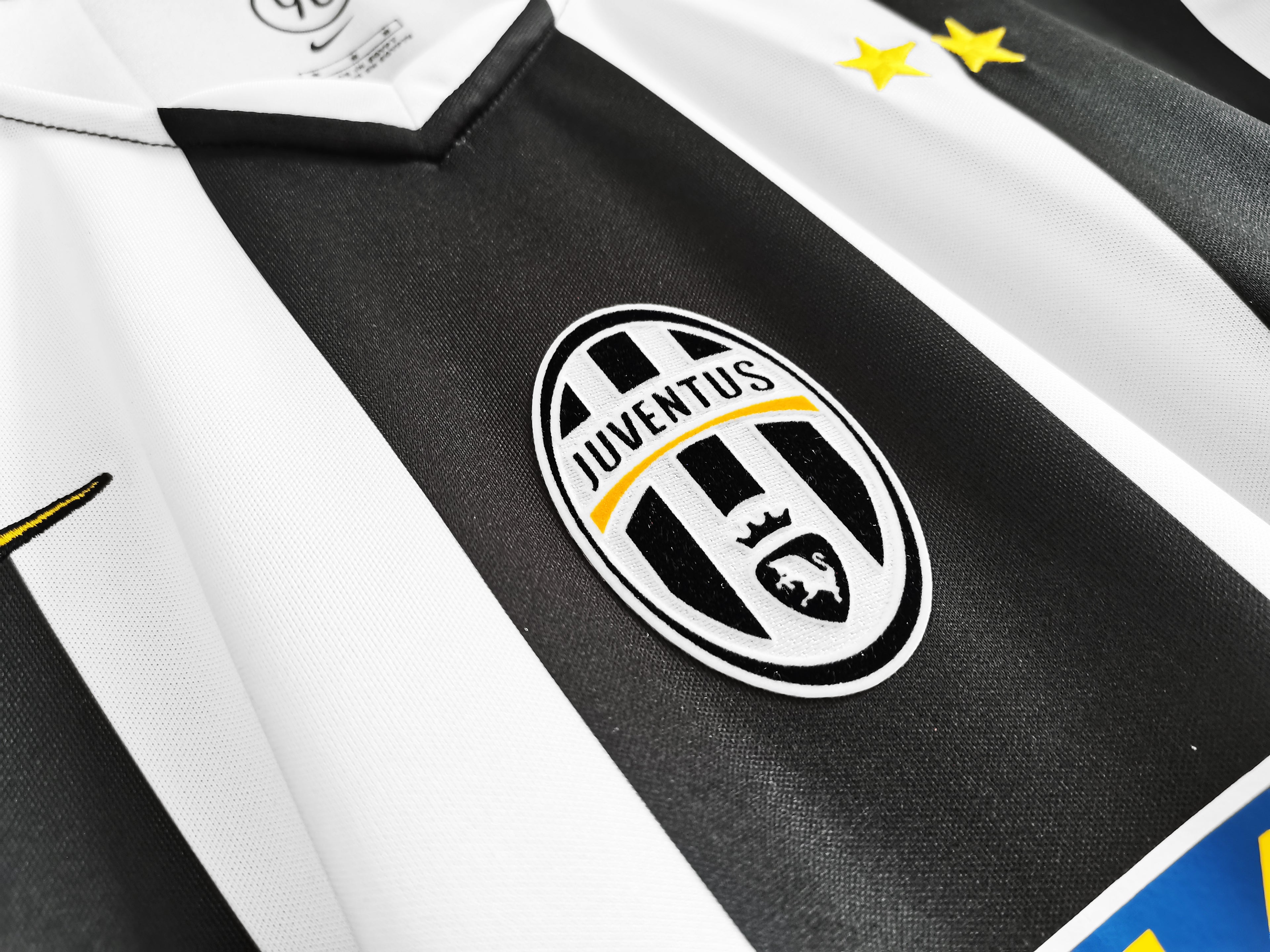 Juventus 2004/05 (Home Kit)